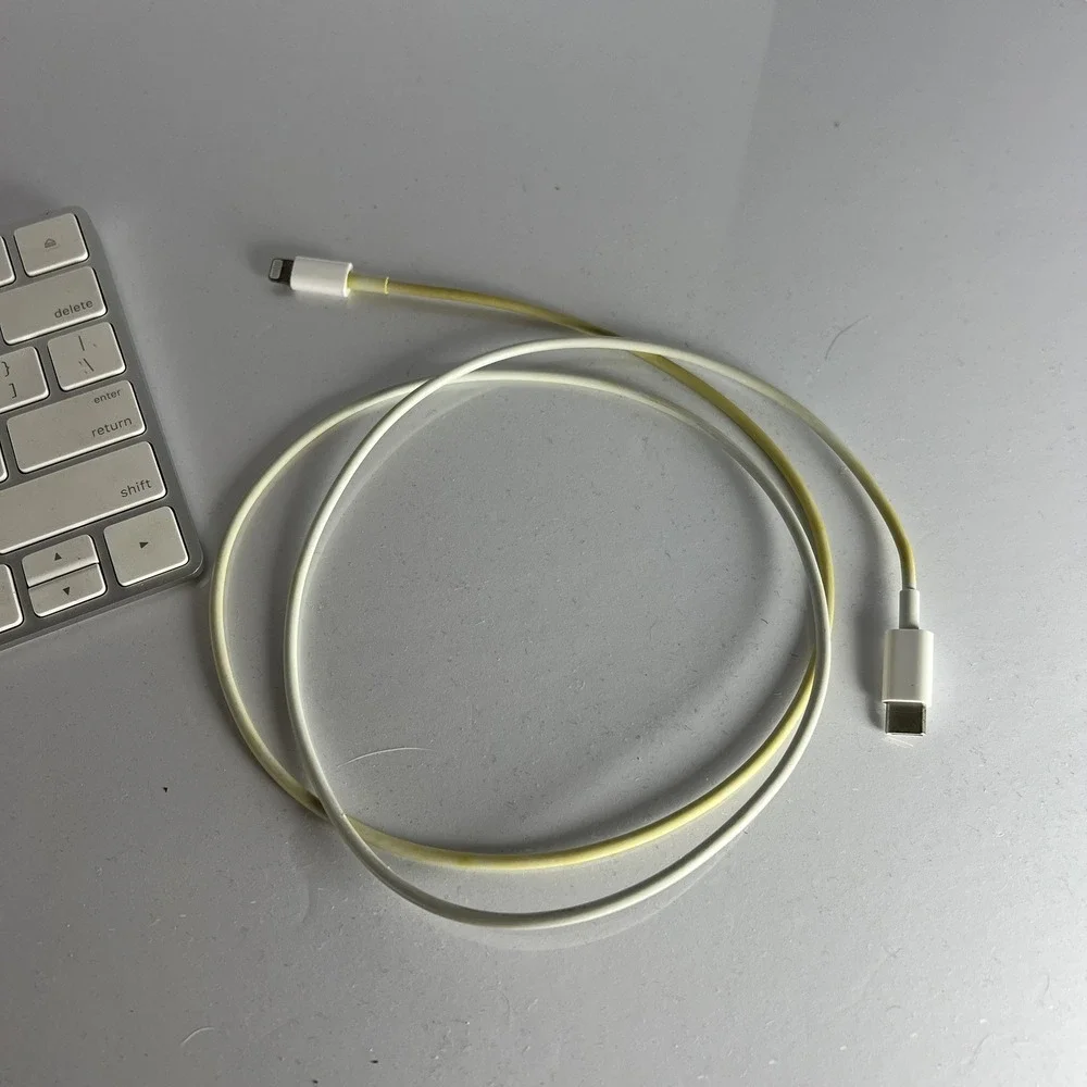 Apple Wireless Magic Keyboard 2 w/ Lightning Connector & Cable GUC